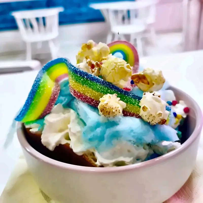 Candy Rain Ice Donut mit Zuckerwatte, Popcorn und Regenbogen-Fruchtgummi