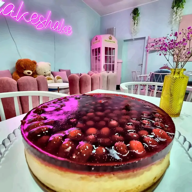 Kirsch-Cheesecake – hausgemachter Cheesecake bei CakeShake