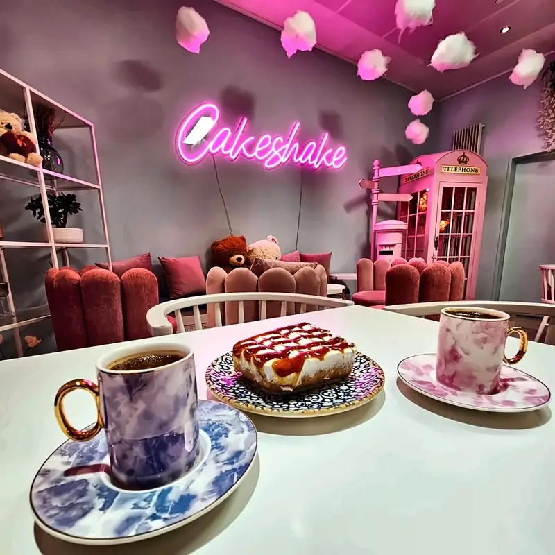 CakeShake von innen mit Neonschrift