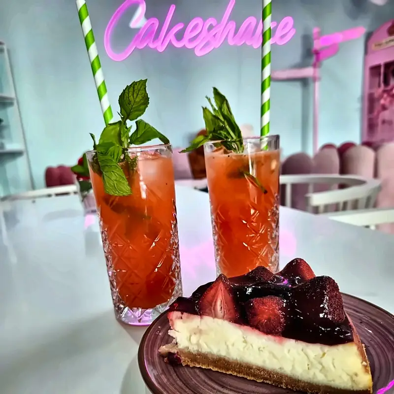 Hausgemachte Erdbeer-Limonade und Cheesecake