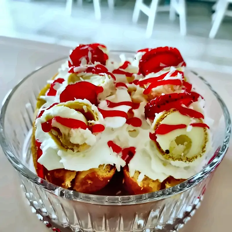 Raffaello Ice Donut mit Erdbeeren und Sahne