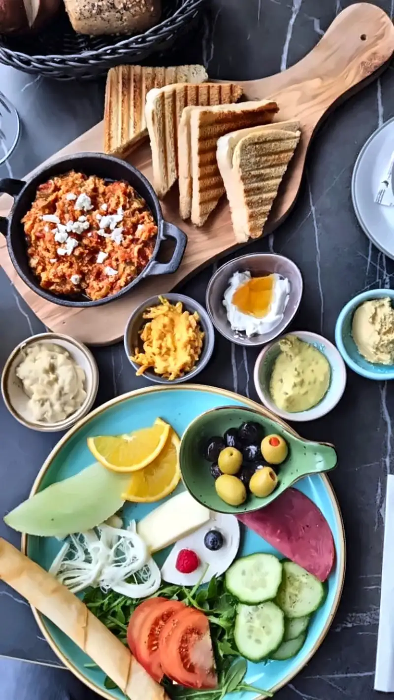 Serpme-Frühstück im Limon von oben